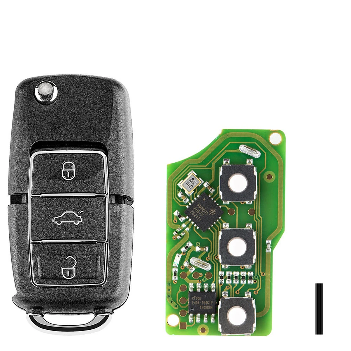 Clé de voiture pliante à trois boutons, son circuit électronique et le transpondeur à côté