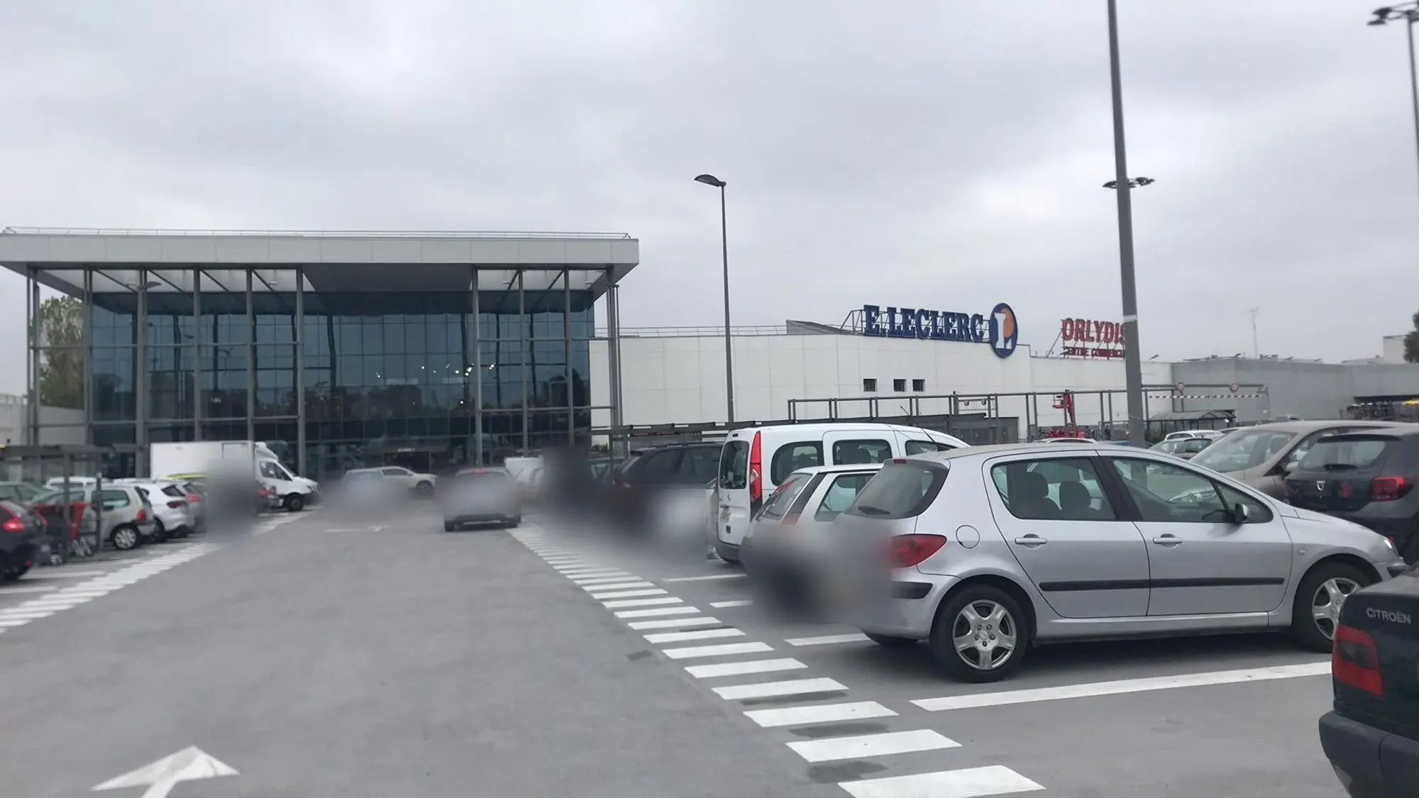 Parking gratuit et entrée du centre commercial E.Leclerc Orlydis à Orly