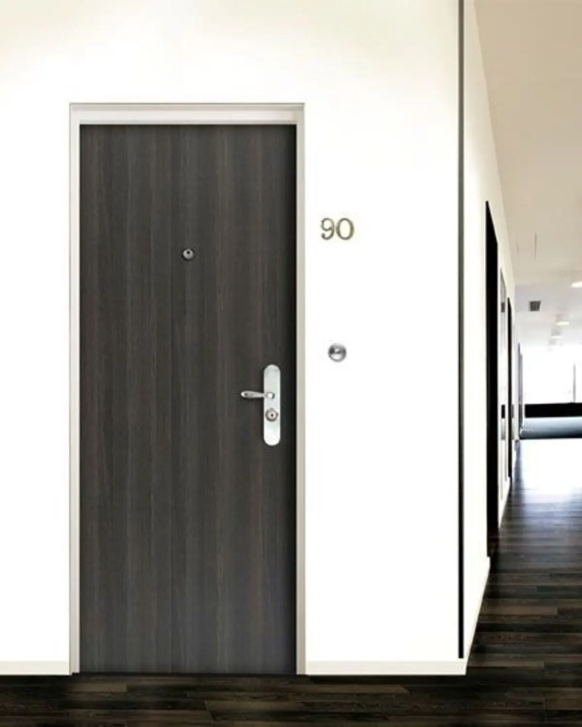 Porte blindée d’appartement bois sombre sur un palier clair, numéro 90 au mur