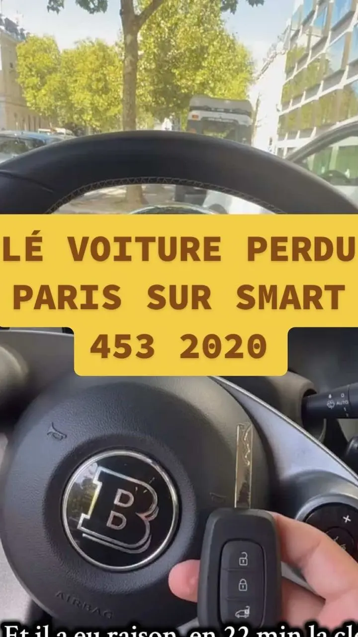 Vignette de la vidéo « Smart 453 » : une clé pliante devant le volant de la voiture